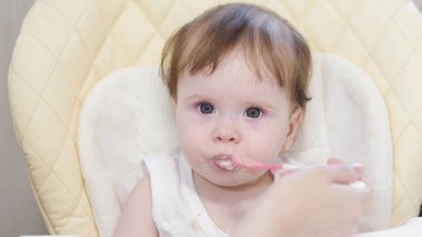 Anne bebek kaşık gelen beslemeleri..