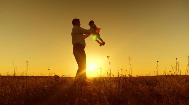 mutlu baba küçük kızı, gün batımında baba dönen küçük çocuk ile oynarken