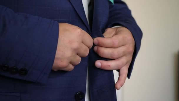 Homem de negócios abotoa as mãos no casaco de manhã e vai trabalhar. Conceito de empregado de negócios. Código de vestuário. Close-up — Vídeo de Stock