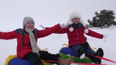 Karlı dağ sürme, uçuş kollarında düzleme ve gülerek mutlu çocuklar. Kızak kış mutlu çocukluk. Noel tatili.