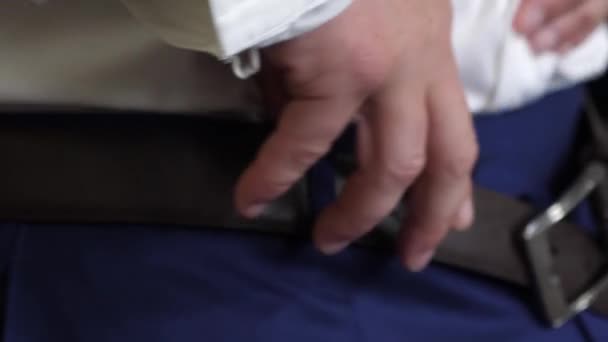 Uomo Affari Mette Cintura Preparandosi Lavoro Mattina Presto Stile Smoking — Video Stock