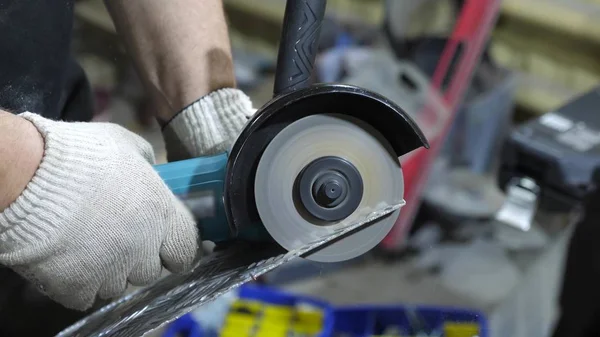 Arbeiter schneiden in weißen Schutzhandschuhen in das glänzende Metall. Nahaufnahme — Stockfoto