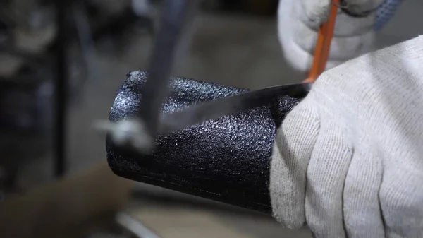 Bir demir testeresi ile alt bıçkılar boru — Stok fotoğraf