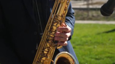 Ceketimi oyun üzerinde altın saksafon saksofoncu. Canlı performans. bir adam saksafon caz müzik çalma.