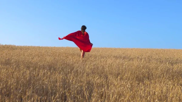 Süper Kahraman Kırmızı Yağmurluk Çalış Genç Kız Mavi Gökyüzü Karşı — Stok fotoğraf