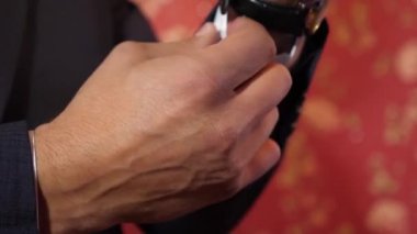 takım elbiseli adam beyaz gömlek ve takım elbise kolunda ayarlar. Erkek iş adamı iş üstünde koyarak. yakın çekim