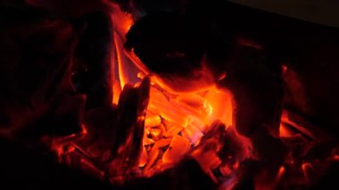 Kırmızı kömürler gece ızgarada yanar, yavaş çekimde, yakın çekimde.