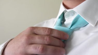 İşadamı erkek mavi kravat işe yarayacak sabah beyaz gömlek için elleriyle koyar. İş çalışan kavramı. Kıyafet. Yakın çekim