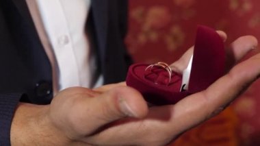 damat onun altın alyans el kutusunda tutar