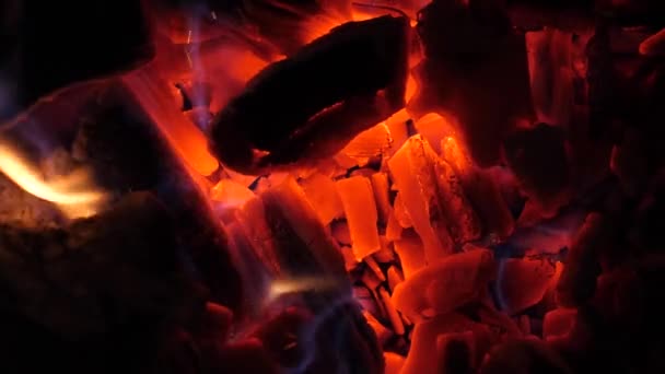 Rode kolen branden 's nachts in de grill, slow-motion, close-up — Stockvideo