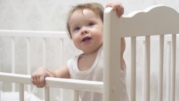 Pequeño bebé salta en la cama . — Vídeo de stock