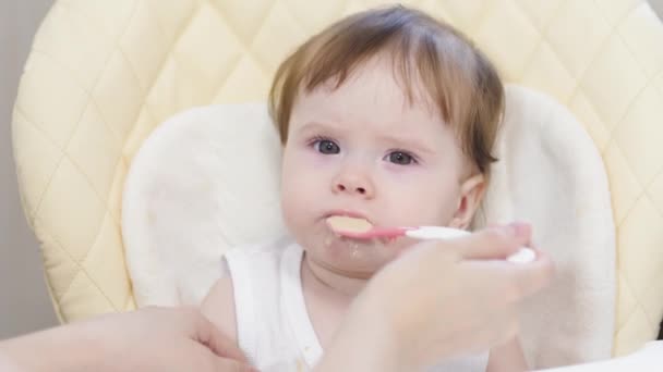 Mère nourrit bébé de cuillère . — Video