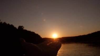 Güneş ayarlama parlama elinde dostum. yakın çekim.