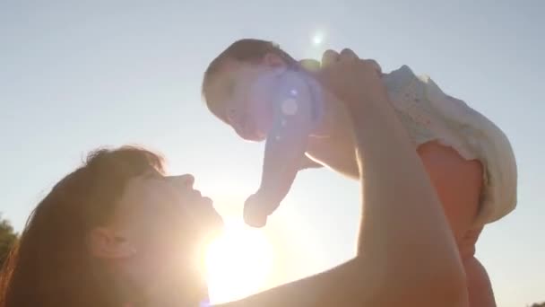 Madre Está Jugando Con Niño Pequeño Sus Brazos Contra Cielo — Vídeos de Stock