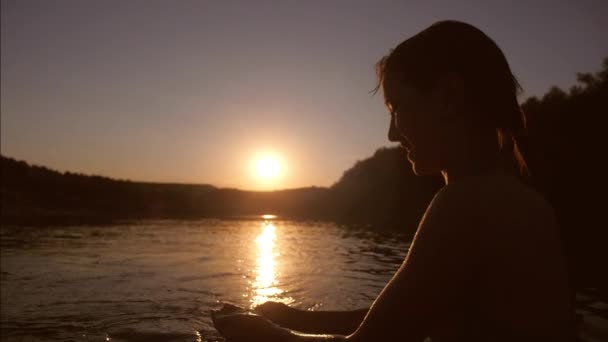 Water in the hands of girls, Slow Motion — Stock Video