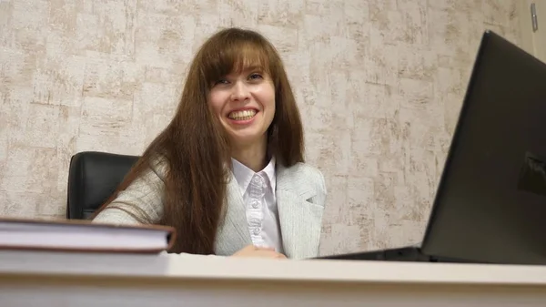 Hermosa Chica Sentada Silla Oficina Escribiendo Ordenador Hablando Joven Mujer — Foto de Stock