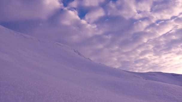 Прекрасные Голубые Облака Летят Небу Утром Восходе Солнца Арктике Заснеженный — стоковое видео