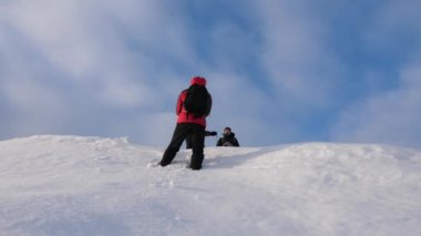 Kış dağ İpten aşağı Alpenists takımı. Yolcuları ip tarafından bir karlı tepeden inerler. Kışın iyi koordineli çalışması turizm