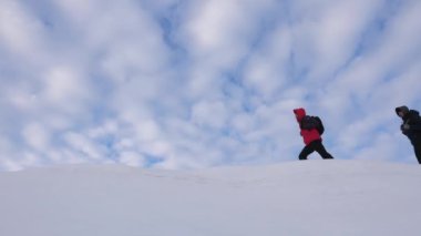 Yolcular başka bir karlı sırt izleyin. Alpenists takım kışın dağ tepesine git. Kışın iyi koordineli çalışması turizm