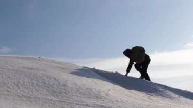dağcılar bir karlı dağın tepesine tırmanmaya el içinde el. Kışın gezginlerin takımı zorlukların üstesinden amaçları için gidin. iyi koordineli çalışması turizm.