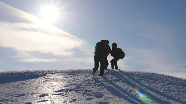 3 Alpenists 설 산 로프 등반. 관광객 떨고 하이츠 어려움을 극복 하는 팀으로 함께 작동 합니다. 여행자의 실루엣 태양의 광선에 얼음에 그들의 승리 언덕에 상승. — 스톡 사진