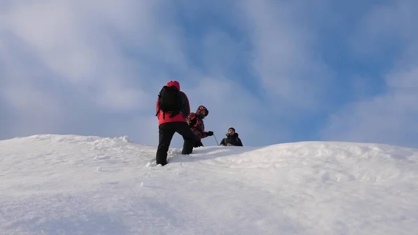 山からロープを冬の Alpenists チーム。出張は、雪に覆われた丘の上からロープで降りる。冬の見事な連携観光 — ストック写真