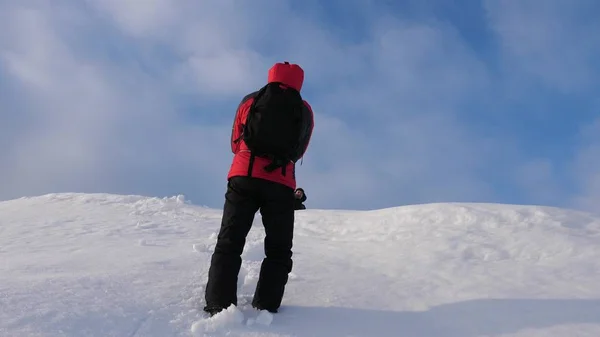 Alpenists équipe en hiver sur la corde de la montagne. Les voyageurs descendent à la corde d'une colline enneigée. un tourisme d'équipe bien coordonné en hiver — Photo