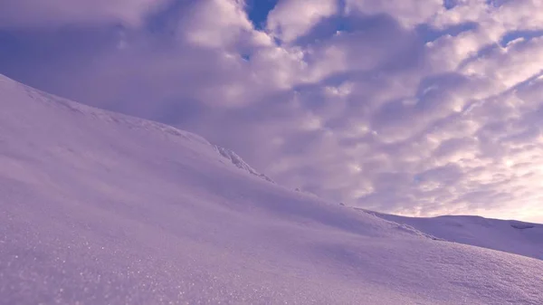 Прекрасные голубые облака летят по небу утром на восходе солнца в Арктике. заснеженный холм и высокое небо на Аляске. зимний пейзаж Антарктиды . — стоковое фото
