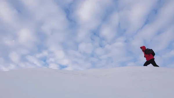 Yolcular başka bir karlı sırt izleyin. Alpenists takım kışın dağ tepesine git. Kışın iyi koordineli çalışması turizm — Stok fotoğraf