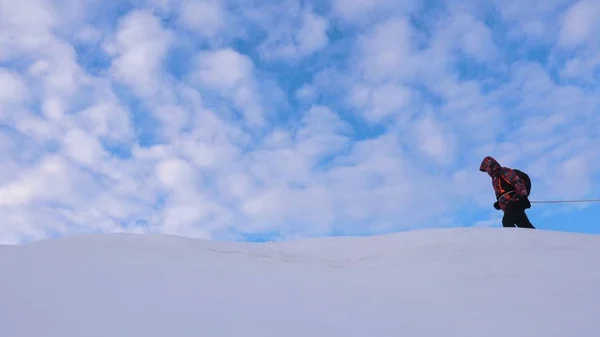 Alpinistes vont ensemble après ami le long de la crête enneigée. équipe de voyageurs en hiver aller au sommet de la montagne. un tourisme d'équipe bien coordonné en hiver — Photo