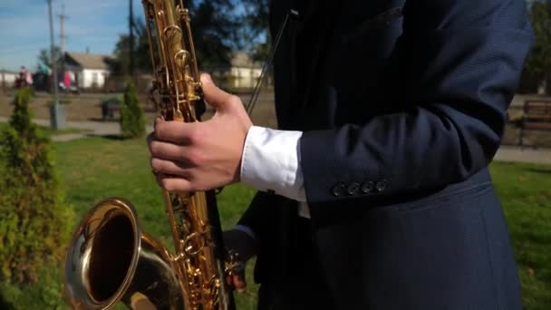 Man saxofoon jazz muziek afspelen. Saxofonist in diner jas op gouden saxofoon spelen. Live optreden. — Stockvideo