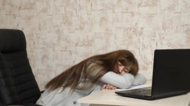 iş kadını işyerinde zayıflamış ve bilgisayar başında uyudu. Onun masasında belgelerdeki yorgun ofis çalışanı uyur.