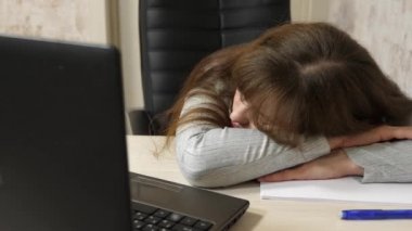 iş kadını işyerinde zayıflamış ve bilgisayar başında uyudu. yakın çekim. onun masasında belgelerdeki yorgun ofis çalışanı uyur.