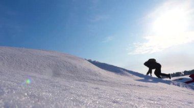 her diğer tırmanmaya yardım elele bir karlı tepe dağcılar. iyi koordineli çalışması Kış Turizm. Kışın gezginlerin takım gitmek zorluklar üstesinden amaçları.