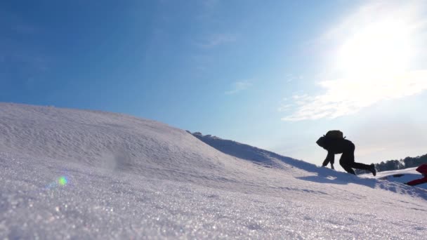 Kézenfogva segít minden más mászni egy havas hegy hegymászók. téli turizmus jól összehangolt csapatmunka. Télen utazó csapat megy a cél, a nehézségek leküzdésére. — Stock videók