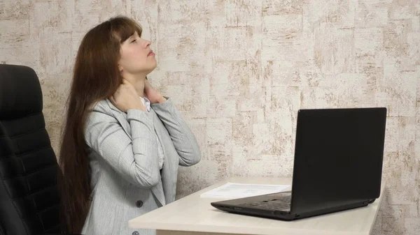 Trabajadora de oficina cansada durmiendo en el escritorio del trabajo. mujer de negocios se debilitó en el trabajo y se durmió en la computadora . — Foto de Stock