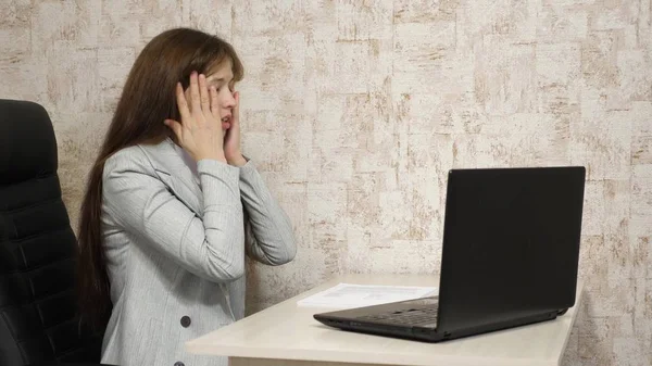 Müde Büroangestellte, die bei der Arbeit auf dem Schreibtisch schläft. Geschäftsfrau wurde bei der Arbeit geschwächt und schlief am Computer ein. — Stockfoto