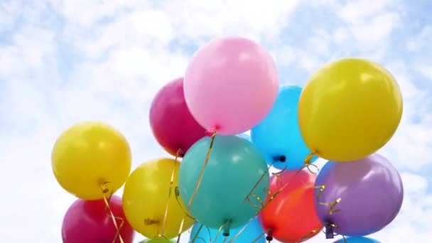 Beaux ballons multicolores dans le ciel bleu. concept de belles vacances. décorations de couleur à une fête . — Video