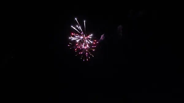 Прекрасный праздничный фейерверк. Коллаж красочных фейерверков, взрывающихся в ночном небе — стоковое фото