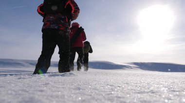 Takım çalışması ve zafer. Üç alpinist turistler her diğer karlı çölde izleyin. iş adamları takım zafer ve başarı için gidin. Takım çalışması iş adamları.