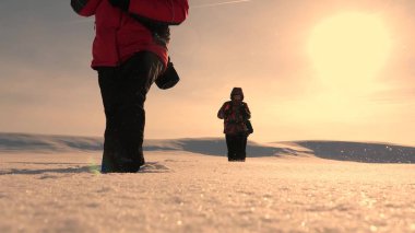 iş adamları takım zafer ve başarı için gidin. Üç alpinist turistler her diğer karlı çölde izleyin. Takım çalışması ve zafer. Takım çalışması iş adamları. Sarı günbatımı