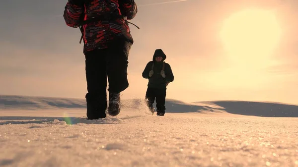 Tým firmy, kterou lidé jdou na vítězství a úspěch. tři turisté alpinista za sebou v zasněžených poušti. Týmová práce a vítězství. Týmová práce podnikatelů. žlutý západ slunce — Stock fotografie