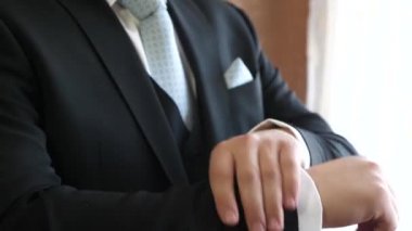 işadamı bir mavi kravat ve takım elbise beyaz bir gömlek kol düzeltiyor. Sabah erkek avukat bir iş koyar. yakın çekim. şık iş kişi kavramı