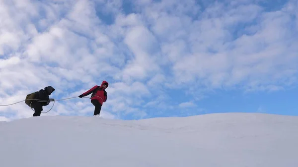 Iple bağlı dağcıların birbirlerine karlı ridge izleyin. takım yolcuları kışın dağ tepesine git. Kışın iyi koordineli çalışması turizm — Stok fotoğraf