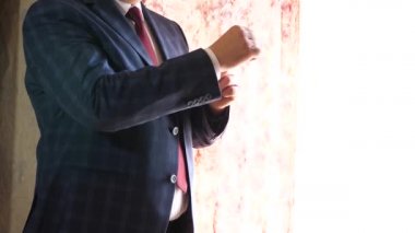 işadamı kırmızı kravat koyu mavi onay elbiseli kol beyaz gömlek düzeltiyor. Erkekler için şık ve modaya uygun giysiler kavramı. ofis çalışanı sabah iş için giyinmiş alır.