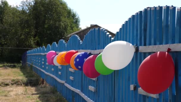 Festive decoration of a childrens holiday with balloons, country house. beautiful design of the holidays. — Stock Video