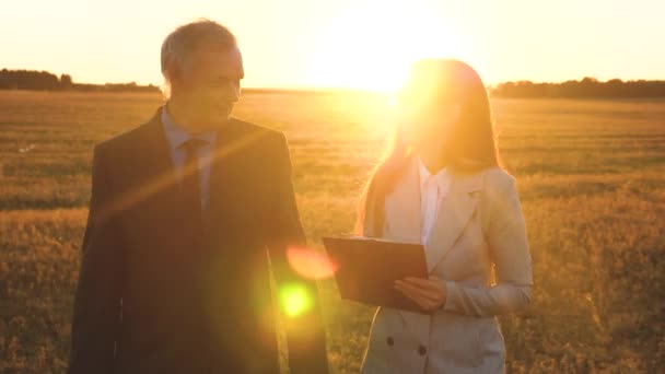 Hombre de negocios y mujer de negocios discutir plan de trabajo en equipo. trabajo conjunto de un agricultor y agrónomo en el campo. equipo de empresarios van a la victoria y el éxito. Trabajo en equipo y victoria . — Vídeo de stock