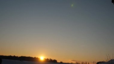 ekip çalışması kazanmak arzusu. yakın çekim. Dağcılar arkadaşa yardım eli uzat tırmanmaya yardım. Gezginler kışın güneşin parlak ışınları Hill'de silüeti. Spor turizm kavramı.