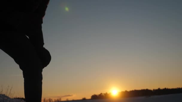 Bergsteiger helfen Freund beim Klettern Teamwork will siegen. zwei Touristen auf dem Gipfel des Berges. Silhouette von Reisenden im Winter auf einem Hügel in hellen Sonnenstrahlen. Sporttourismuskonzept — Stockvideo