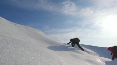 ekip çalışması kazanmak arzusu. Dağcılar Alaska karlı bir dağın tepesine tırmanmak. güneşin parlak ışınları bir tepe üzerinde Arctic seyahat etmek. Spor turizmi kavramı Sibirya.